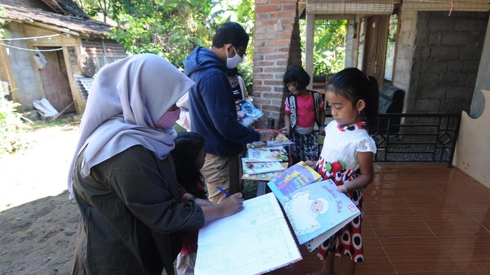 PERPUSTAKAAN POJOK BACA RUMAH WARGA Sejumlah sukarelawan mengantarkan buku ke rumah warga untuk mengisi perpustakaan pojok baca di Singojayan, Tingkir, Salatiga, Jumat (21/8/2020). Sedikitnya 50 perpustakaan pojok baca rumah warga telah tumbuh di daerah tersebut dengan menyediakan 500 koleksi buku yang bertujuan untuk meningkatkan minat membaca pada anak usia dini. ANTARA FOTO/Aloysius Jarot Nugroho/pras.