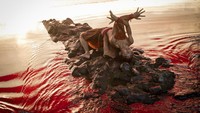Pertunjukan tari di sungai tersebut sebagai upaya melestarikan sungai serta mengajak masyarakat untuk menjaga kebersihan sungai.