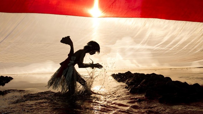 Penari Marvel Garcia dan Magnum Arkan Nala Mugi Dance menampilkan tari berjudul Garuda saat pentas di Sungai Kali Anyar, Solo, Jawa Tengah, Jumat (21/8/2020). Pertunjukan tari di sungai tersebut sebagai upaya melestarikan sungai serta mengajak masyarakat untuk menjaga kebersihan sungai. ANTARA FOTO/Mohammad Ayudha/wsj.