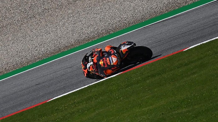 Red Bull KTM Factory Racings Spanish rider Pol Espargaro rides his bike during the first training round of the Moto GP Styrian Grand Prix at the Red Bull Ring circuit in Spielberg, Austria, on August 21, 2020. (Photo by JOE KLAMAR / AFP)