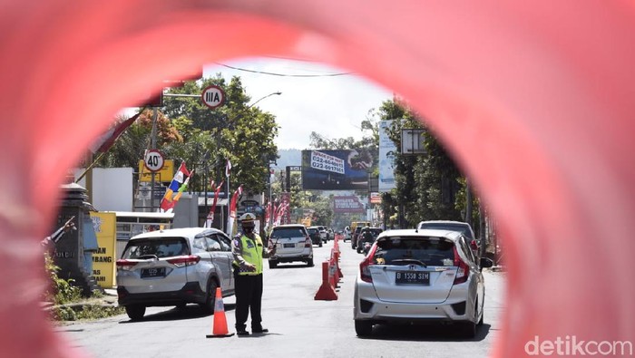 Polisi buka tutup jalur wisata Lembang