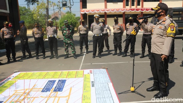 Polres Bojonegoro menggelar Tactical Floor Game (TFG) di halaman mapolres. Ini untuk memastikan kesiapan polisi dalam pengamanan pengesahan warga baru Perguruan Setia Hati Terate (PSHT) Cabang Bojonegoro Pusat Madiun.