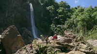 Di Gorontalo juga ada daerah yang memiliki potensi wisata air terjun yang terbilang cukup asyik. Sejumlah bocah bermain di air terjun di Desa Tenilo, Kabupaten Boalemo, Gorontalo. ANTARA FOTO/Adiwinata Solihin