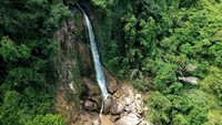Air terjun setinggi 30 meter tersebut berpotensi menjadi obyek wisata alam unggulan yang dapat memajukan sektor pariwisata dan meningkatkan perekonomian desa serta daerah jika dikelola dan ditata dengan baik. ANTARA FOTO/Adiwinata Solihin