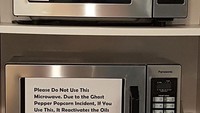 Pria ini memasang peringatan di microwave supaya orang lain tidak menggunakannya dulu. Sebab ia baru saja ‘mengacaukan’ microwave dengan memanggang popcorn bumbu pedas. Foto: Bored Panda