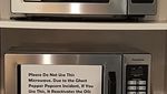 10 Potret Kocak Kegagalan Memanaskan Makanan di Microwave