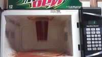 Loh kok ada gelas soda menempel di langit-langit microwave? Kira-kira apa ya penyebabnya? Foto: Bored Panda