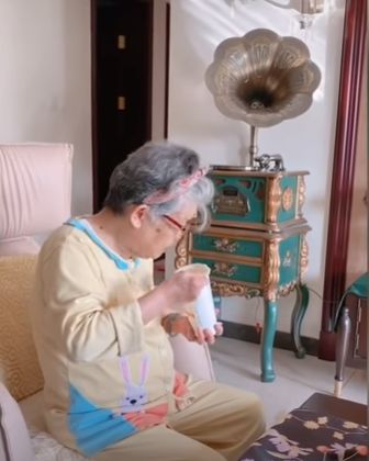 Rahasia Panjang Umur Nenek 83 Tahun