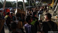 Ratusan warga antre untuk naik ke kapal.