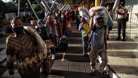 Libur panjang dimanfaatkan sejumlah warga untuk bepergian ke luar kota.