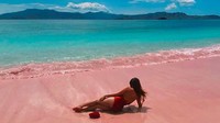 Menurut Salmafina apa yang dilakukannya adalah satu yang benar. Berpose di pantai memang memakai pakaian pantai. Foto: Instagram