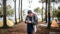 Jika tak suka berkemah, hiking bisa jadi pilihan paling sederhana.