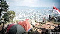 Untuk menikmati suasana kemah di Geger Bintang Matahari, pengunjung cukup merogoh kocek Rp 20.000. Sementara jika hanya ingin sekadar hiking, cukup mengeluarkan uang Rp 10.000.