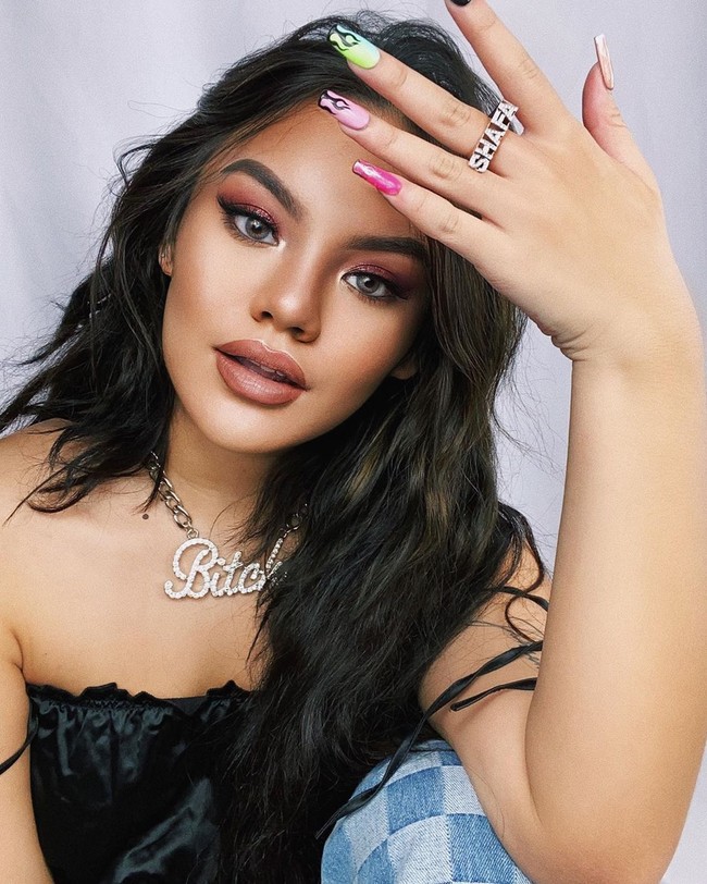 Alis on fleek dan lipstik yang dipulas overline pasti terinspirasi dari cara Kylie Jenner berdandan.  Foto: dok. Instagram
