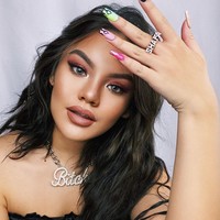 Alis on fleek dan lipstik yang dipulas overline pasti terinspirasi dari cara Kylie Jenner berdandan.  Foto: dok. Instagram
