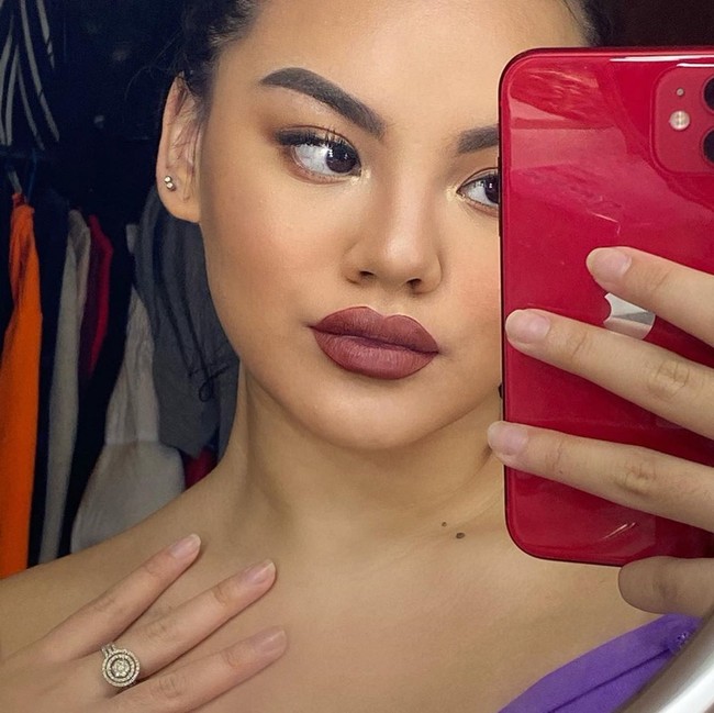 Shafa baru-baru ini mengunggah foto di Instagram yang tampil dengan makeup cetar di tengah kabar putus cinta dengan Bastian Steel. Dalam unggahannya tersebut, cewek 17 tahun itu disebut netizen mirip dengan Kylie Jenner.  Foto: dok. Instagram