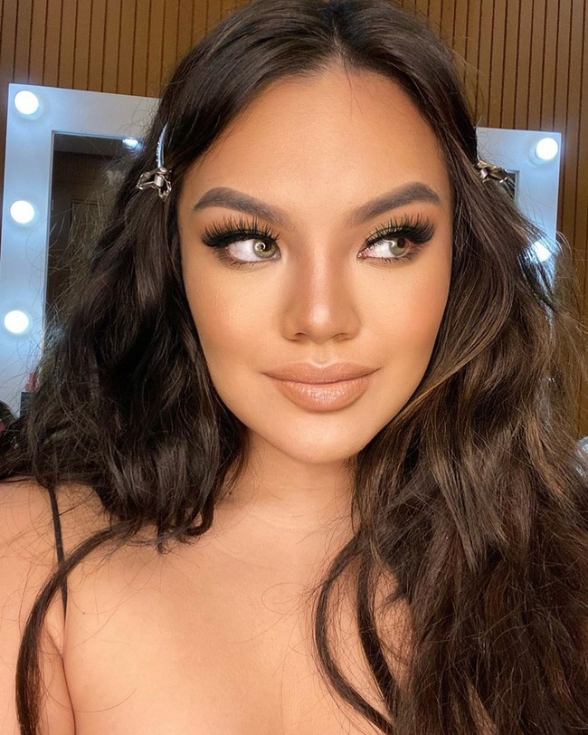 Seperti Kylie Jenner, untuk lipstik Shaffa lebih suka dengan warna nude. Namun penampilannya tetap glamour dengan bulu mata palsu super tebal.  Foto: dok. Instagram