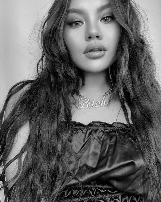 Shafa pun mengakui bahwa salah satu inspirasi makeupnya datang dari idolanya yakni Kylie Jenner.  Foto: dok. Instagram