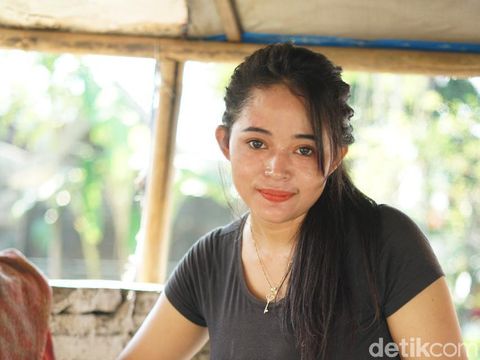 Sosok Dewi Novita (27), penjual angkringan cantik yang viral dari Solo