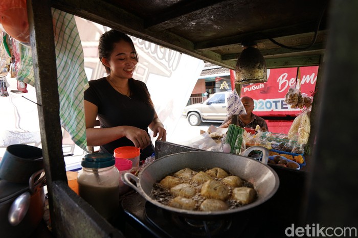 Sosok Dewi Novita (27), penjual angkringan cantik yang viral dari Solo