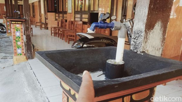Tempat cuci tangan disiapkan di depan ruangan SDN 1 Delanggu.