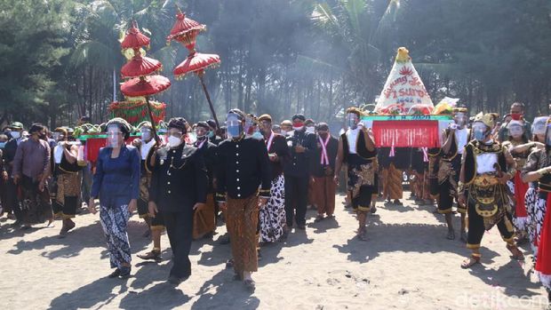 tradisi larung sesaji di blitar