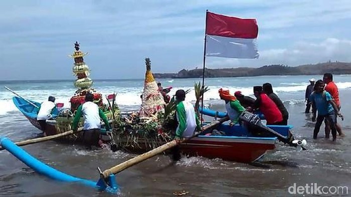tradisi larung sesaji di blitar