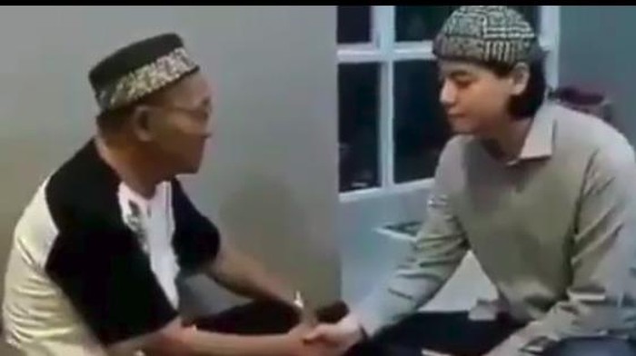 Ustaz Insan Mokoginta bimbing Roger Danuarta