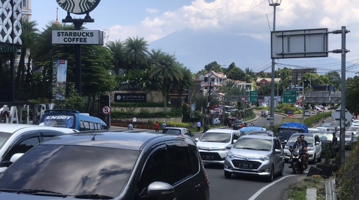 Video: Jumat Siang, Lalu Lintas di Simpang Gadog Padat