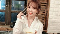 Ramyeon merupakan istilah mie instan di Korea Selatan. Mie instan tentunya juga disukai oleh Wendy Red Velvet. Ini momennya ketika menikmati mie instan tersebut. Foto: Instagram @wendyrvsm