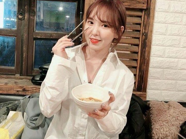 10 Momen Kuliner Wendy Red Velvet yang Jago Bikin Kue