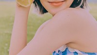  Saat merilis lagu beberapa bulan lalu, Wendy dan member lainnya berpose cantik dengan buah-buahan segar untuk photobook dalam album yang mereka rilis. Nah, Wendy berpose cantik dengan lemon segar nih foodies! Foto: Instagram @wendyrvsm
