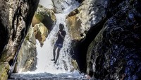 Wisata air terjun Leuwi Hejo menjadi salah satu tujuan wisata alam di Bogor pada libur Tahun Baru Islam 1 Muharam 1442 Hijriah dan libur akhir pekan. ANTARA FOTO/Yulius Satria Wijaya