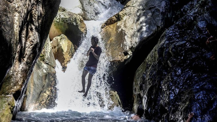 Sejumlah wisatawan menikmati air terjun Leuwi Hejo di Babakan Madang, Kabupaten Bogor, Jawa Barat, Jumat (21/8/2020). Wisata air terjun Leuwi Hejo menjadi salah satu tujuan wisata alam di Bogor pada libur Tahun Baru Islam 1 Muharam 1442 Hijriah dan libur akhir pekan. ANTARA FOTO/Yulius Satria Wijaya/pras.