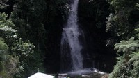 Di masa transisi ini juga banyak warga yang menikmati keindahan objek wisata Sarasah (Air Terjun) tiga tingkat di Pasia Laweh Sungai Guntuang, Palupuh, Kabupaten Agam, Sumatera Barat. ANTARA FOTO/Muhammad Arif Pribadi