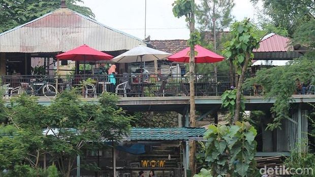 Wisata alam di Kediri belum diizinkan buka di tengah pandemi COVID-19. Warga akhirnya menghabiskan long weekend ke kafe dan resto di kaki pegunungan.