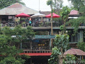 Wisata Alam Kediri Masih Tutup, Warga Kunjungi Kafe di Kaki Gunung