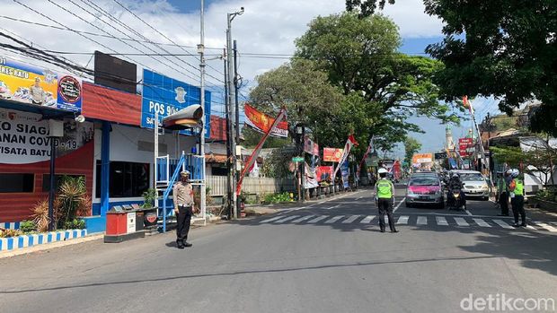 Volume kendaraan yang masuk Kota Batu meningkat pada long weekend kali ini. Dalam 1 menit, jumlah kendaraan mencapai 60 unit.
