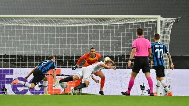 1267559825 COLOGNE, GERMANY - AUGUST 21: Luuk de Jong of Sevilla FC scores his team's first goal during the UEFA Europa League Final between Seville and FC Internazionale at RheinEnergieStadion on August 21, 2020 in Cologne, Germany. (Photo by Martin Meissner/Pool via Getty Images)