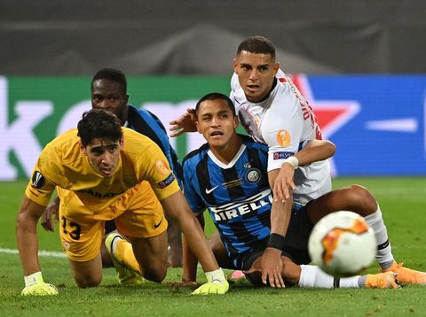 1267571405 COLOGNE, GERMANY - AUGUST 21: Yassine Bounou (L) and Diego Carlos of Sevilla FC battle for possession with Alexis Sanchez of Inter Milan during the UEFA Europa League Final between Seville and FC Internazionale at RheinEnergieStadion on August 21, 2020 in Cologne, Germany. (Photo by Ina Fassbender/Pool via Getty Images)