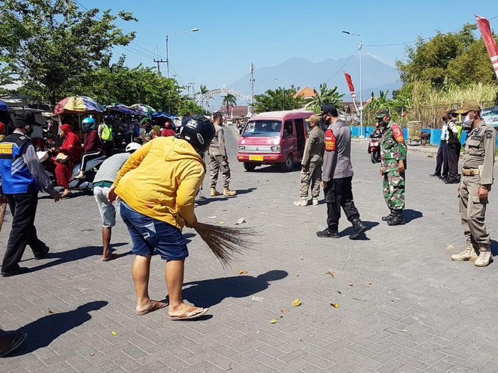 26 Warga Sidoarjo Melanggar Protokol Kesehatan, Diberi Sanksi Nyapu Jalan