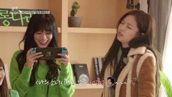 Jennie Blackpink nampak geleng-geleng lihat teman satu group band-nya, Jisoo, yang keasyikan main Nintendo Switch. Foto: via Soompi
