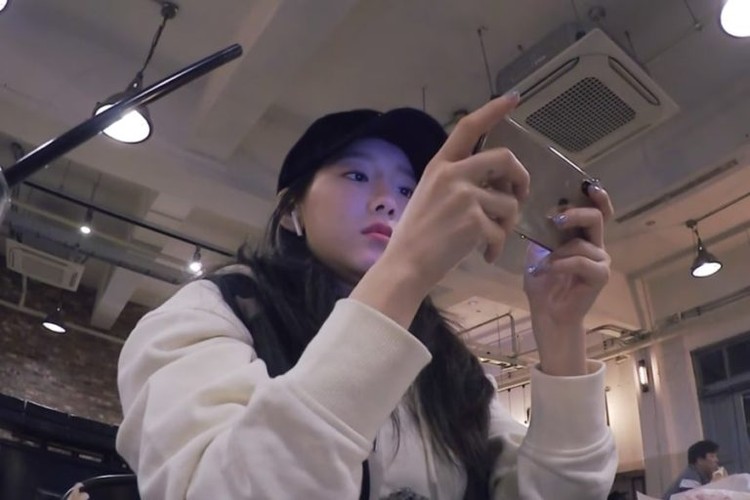 9 Si Cantik Idol K-Pop yang Gemar Main Game, Ada Hayoung Apink Sama saja seperti manusia pada umumnya, idol K-Pop juga suka main video game, sebut saja namanya Lisa Blackpink dan Hayoung Apink. Siapa lagi lainnya?