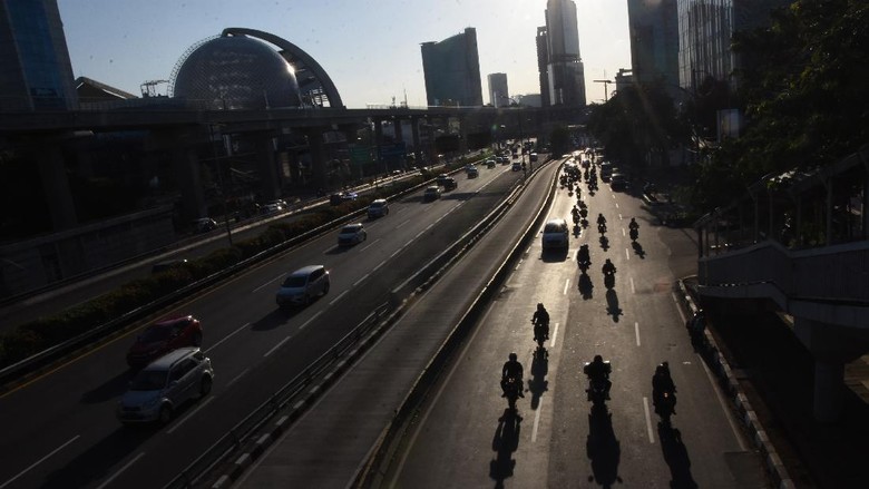 ANIES TERBITKAN PERGUB GANJIL-GENAP SEPEDA MOTOR Pengendara sepeda motor melintas di Jalan Gatot Subroto, Jakarta, Jumat (21/8/2020). Gubernur DKI Jakarta Anies Baswedan menerbitkan Pergub Nomor 80 Tahun 2020 tentang pelaksanaan PSBB pada masa transisi yang didalamnya mengatur pembatasan kendaraan sepeda motor pribadi melalui aturan ganjil-genap pada kawasan pengendalian lalu lintas. ANTARA FOTO/Indrianto Eko Suwarso/wsj.
