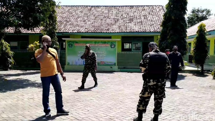 Selain melaporkan seorang warga yang diduga menghina ulama NU, GP Ansor Bangil juga mendesak sebuah yayasan pendidikan di Desa Kalisat, Kecamatan Rembang, Kabupaten Pasuruan ditutup. Ansor mendesak Kemenag mencabut izin yayasan tersebut karena diduga terafiliasi dengan HTI.