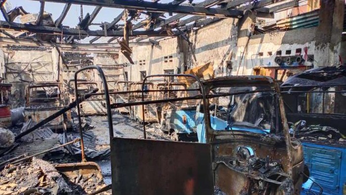 Bajaj BBG yang terbakar di Palmerah tinggal kerangka