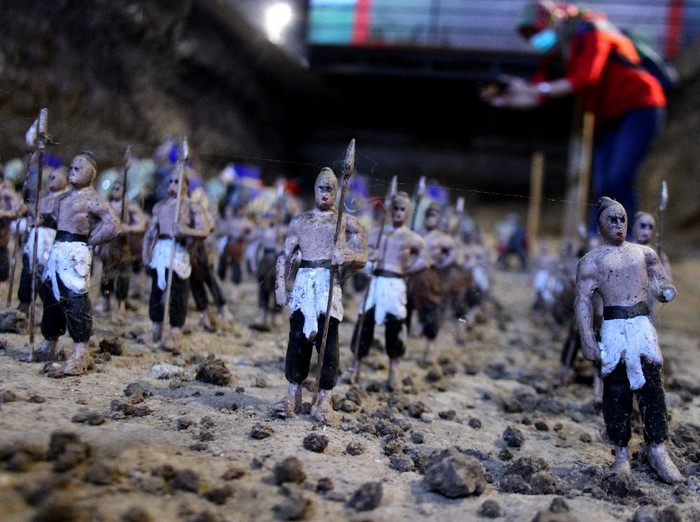 Pengunjung melintas di depan deretan wayang Purwo yang dipajang di Museum Panji di Tumpang, Malang, Jawa Timur, Sabtu (22/8/2020). Museum tersebut didirikan untuk memberikan pengetahuan sejarah tentang budaya Panji yang lahir pada abad ke-14. ANTARA FOTO/Ari Bowo Sucipto/wsj.