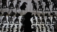 Pengunjung melintas di depan deretan wayang Purwo yang dipajang di Museum Panji di Tumpang, Malang, Jawa Timur, Sabtu (22/8/2020).