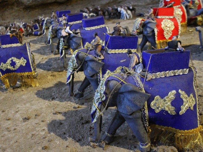 Pengunjung melintas di depan deretan wayang Purwo yang dipajang di Museum Panji di Tumpang, Malang, Jawa Timur, Sabtu (22/8/2020). Museum tersebut didirikan untuk memberikan pengetahuan sejarah tentang budaya Panji yang lahir pada abad ke-14. ANTARA FOTO/Ari Bowo Sucipto/wsj.