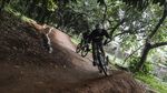 Seru! Pesepeda Berlatih di Dual Cross Track Hutan UI